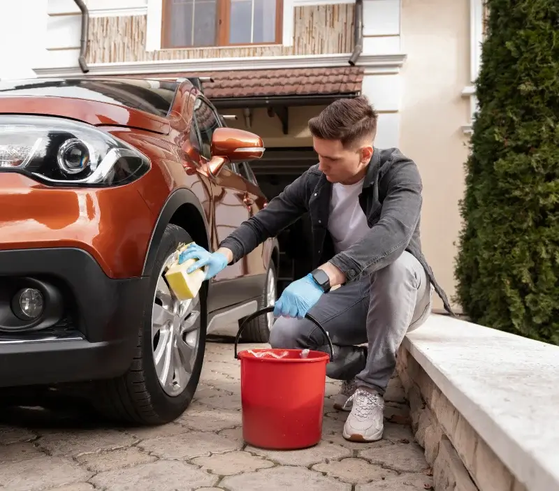 Lavage auto à domicile Barrettali : professionnel intervenant sur un véhicule